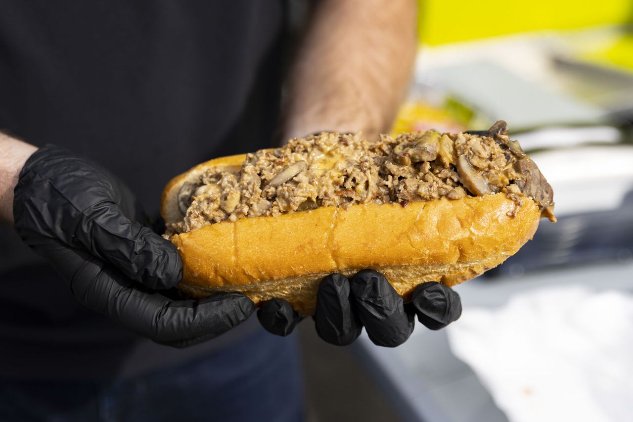 Las mejores comidas locales de Michigan: Cubierto con queso, el 'OG' es un sándwich de costilla para probar en Rollin' Hoagies