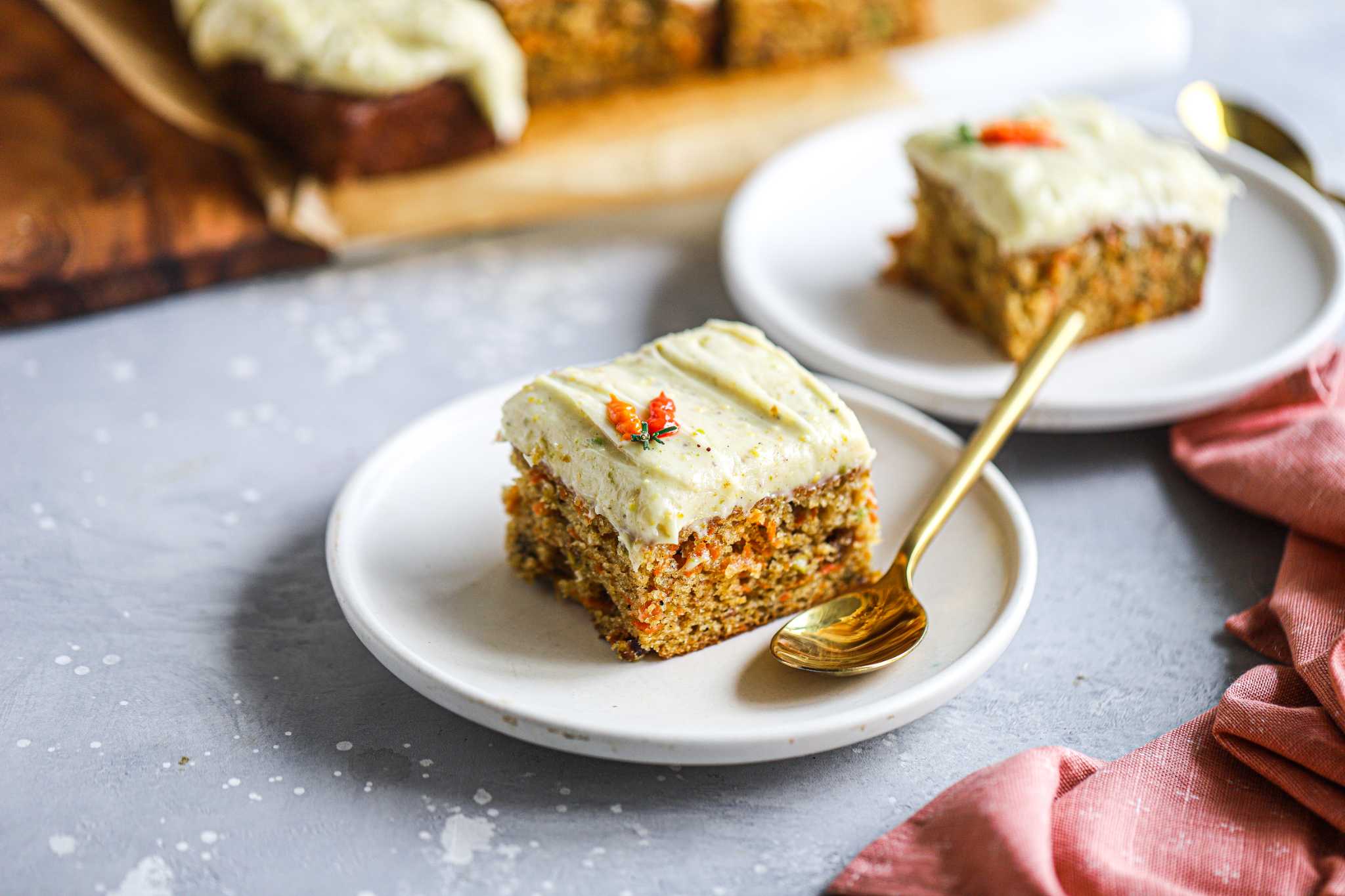 Pastel de zanahoria y chai masala con glaseado de pistacho