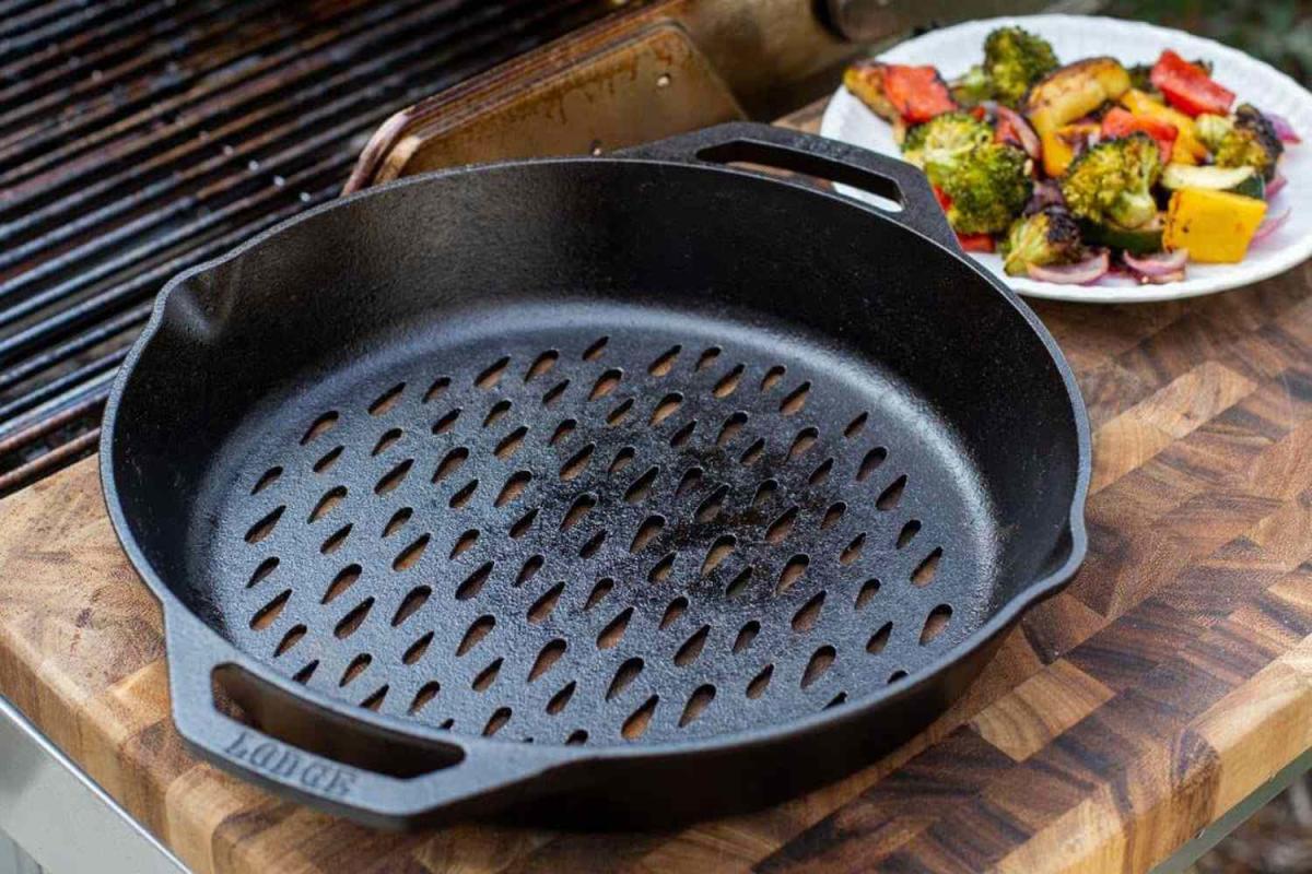 Lodge fabrica la mejor herramienta para asar verduras y ahora mismo está a la venta
