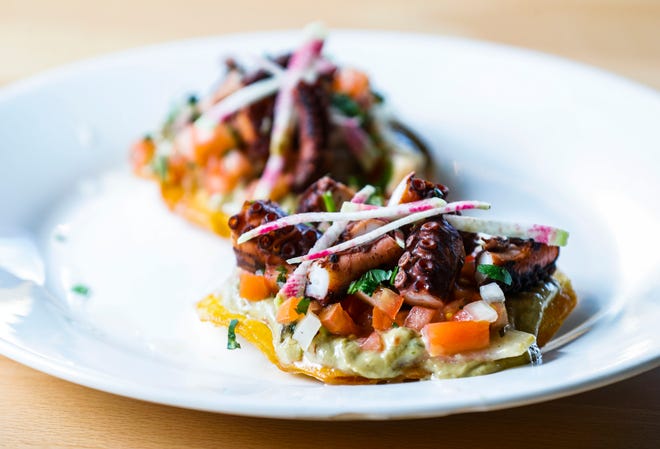 Las tostadas de pulpo con una tortilla de maíz frita cubierta con ceviche de pulpo y guacamole casero de Happy Belly Waterside se sirven en Goodbounce Pickleball Yard en River Shore Drive, cerca de River Road en Louisville.  17 de abril de 2023
