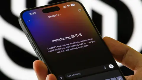 Getty Images apaga a alguien que posee un teléfono inteligente que muestra la identidad de Chatzipt