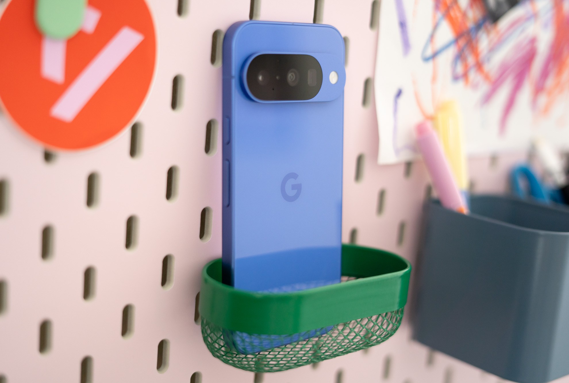 Google Pixel 10 frente a coloridos tablas de clavijas