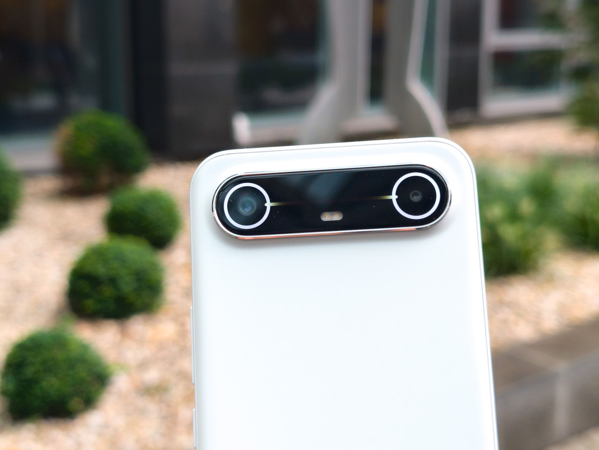 Foto de Techno Spark Slim / Pova Slim en Lunar White capturado en Google Pixel 10 Pro