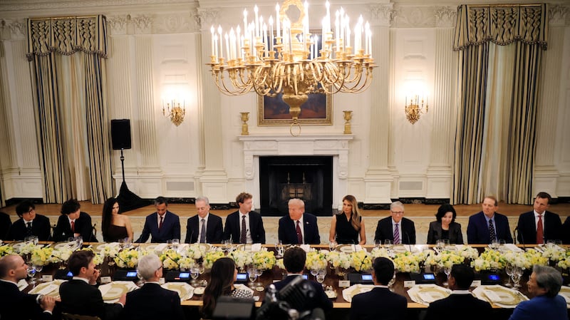 El presidente Donald Trump y la primera dama Melania Trump organizaron una cena privada para tecnología y líderes empresariales en el comedor estatal el 4 de septiembre de 2025.