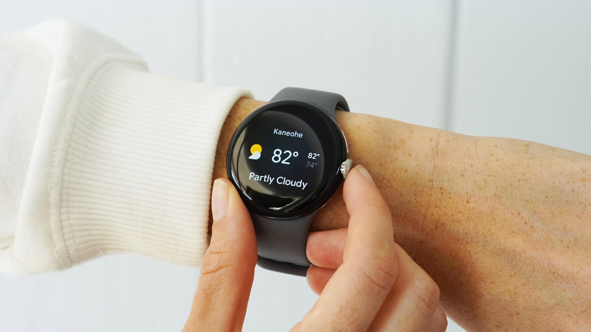 Google pixel watch baldoso Un reloj de Google Pixel en la muñeca del usuario muestra la baldosa meteorológica.
