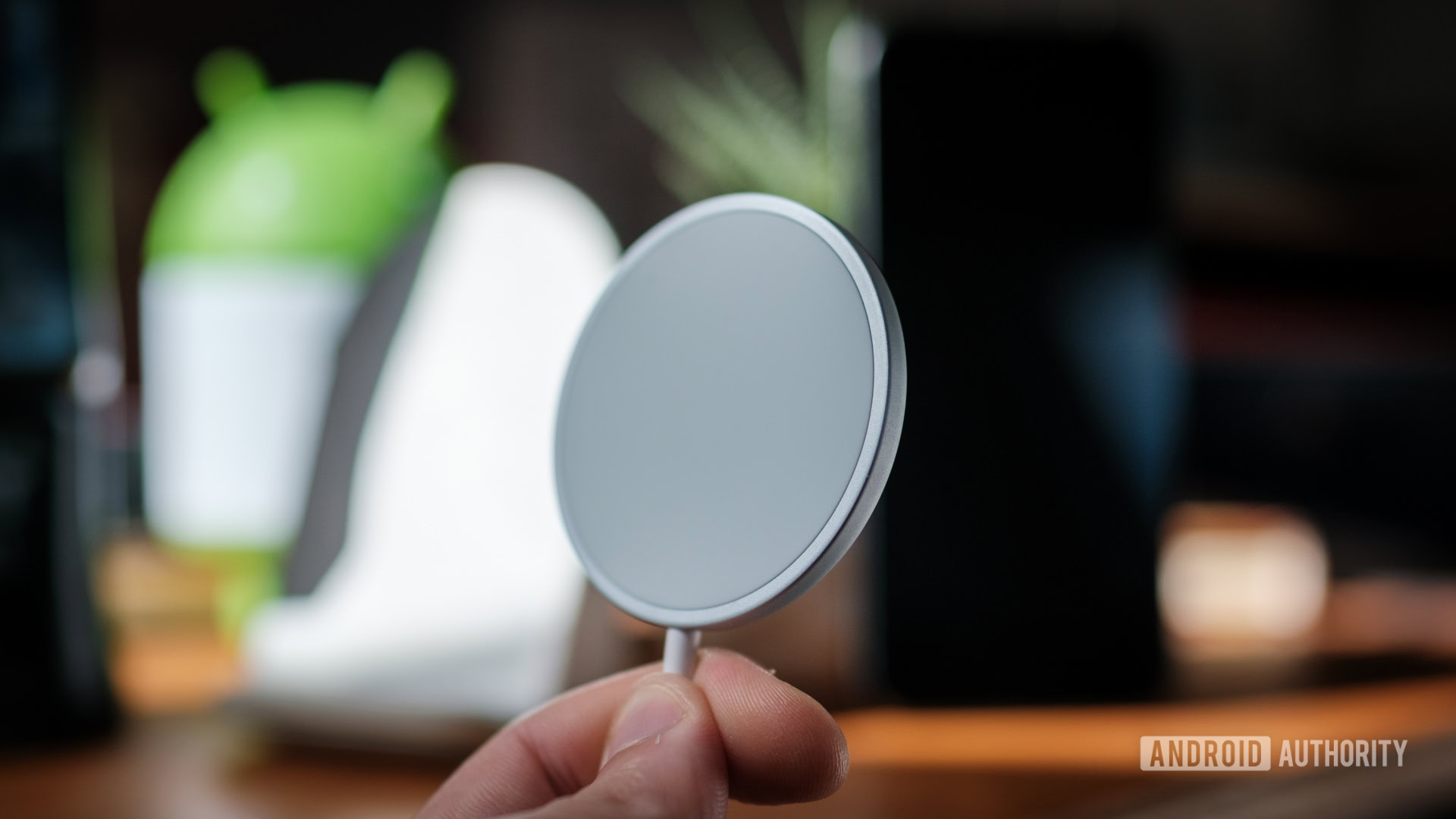 Cargador inalámbrico Pixelsonap en la mano