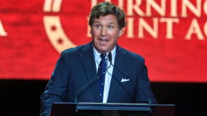 Tucker Carlson habló en el estadio State Farm el 21 de septiembre de 2025, en Glendley de Carlson Arizona durante el monumento de activista político Charlie Kark. (Joe Redel/Getty Fig.)