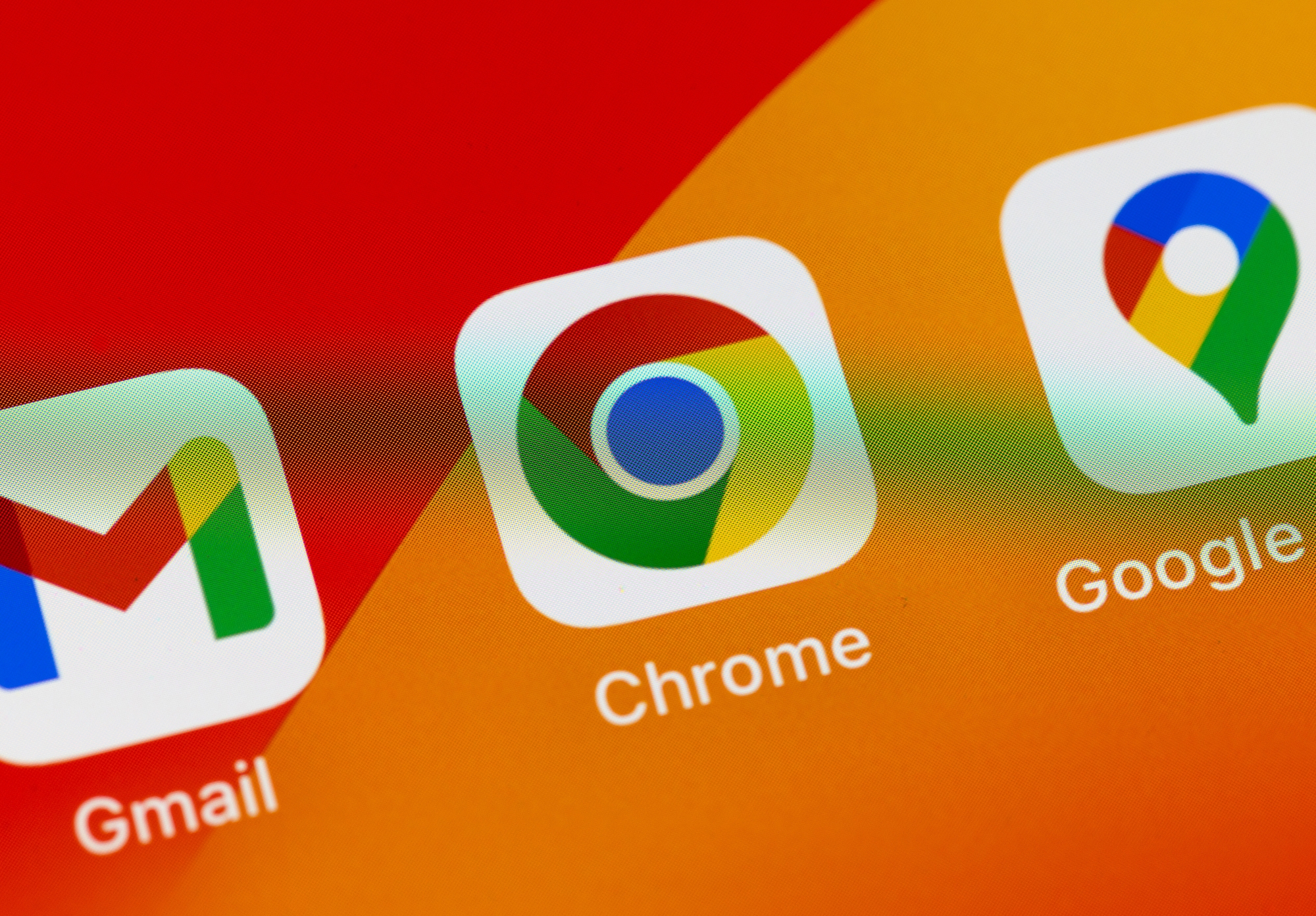 Los logotipos de la aplicación para los mapas de Gmail, Chrome y Google aparecen en la pantalla de un teléfono inteligente.