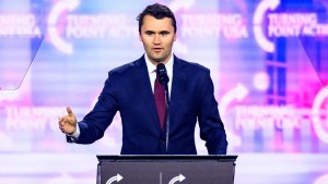 En esta película tomada el 22 de diciembre de 2024, nuestro activista de derecha Charlie K-America Fest 2024 está hablando en el escenario de Arizona, Arizona.
