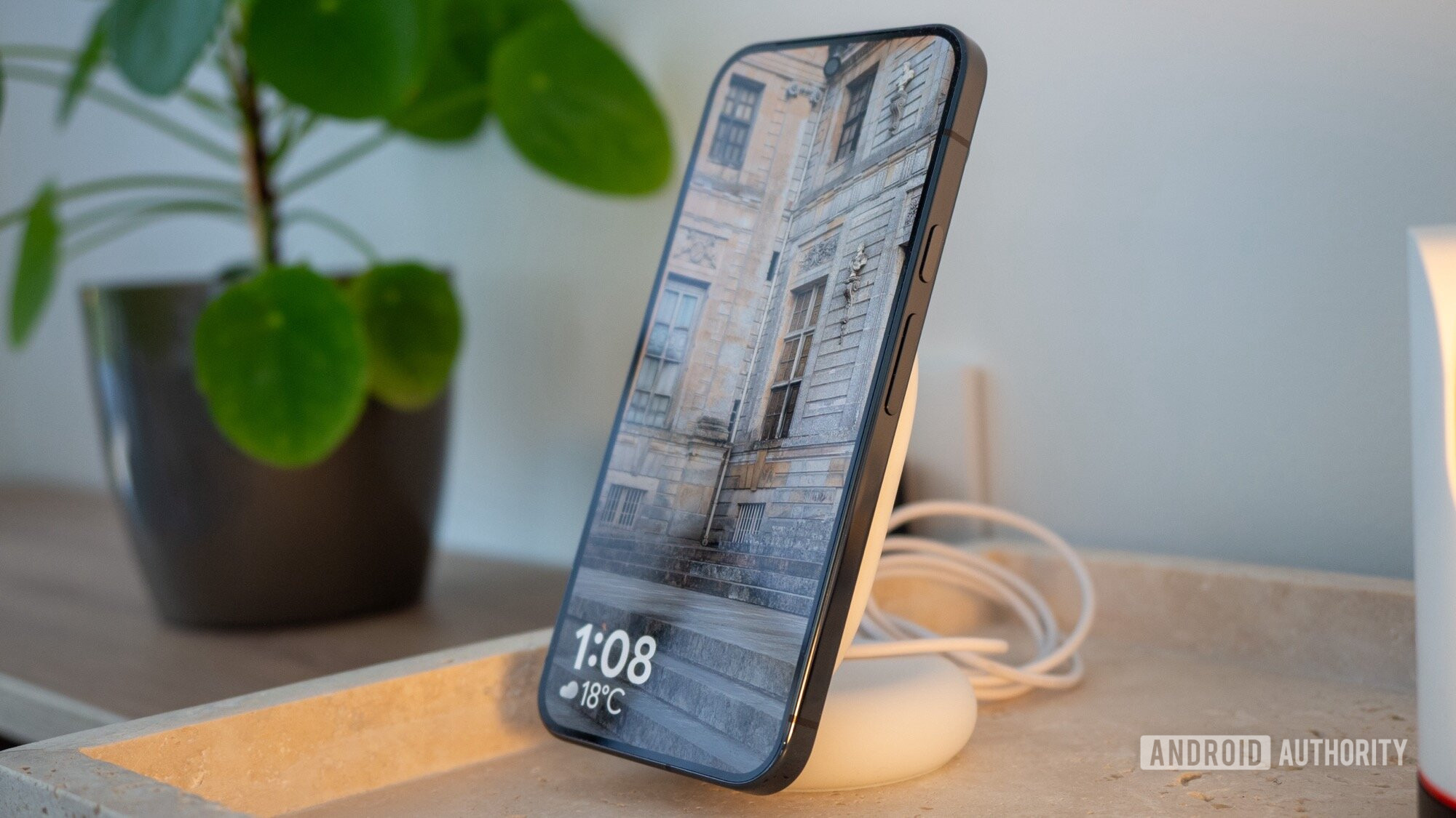 Google Pixel 10 Pro XL Stand Screen Saver 1 con Pixels Genap Charger Google Pixel 10 Pro XL Stand Screen Saver 1 con Pixels Genap Charger