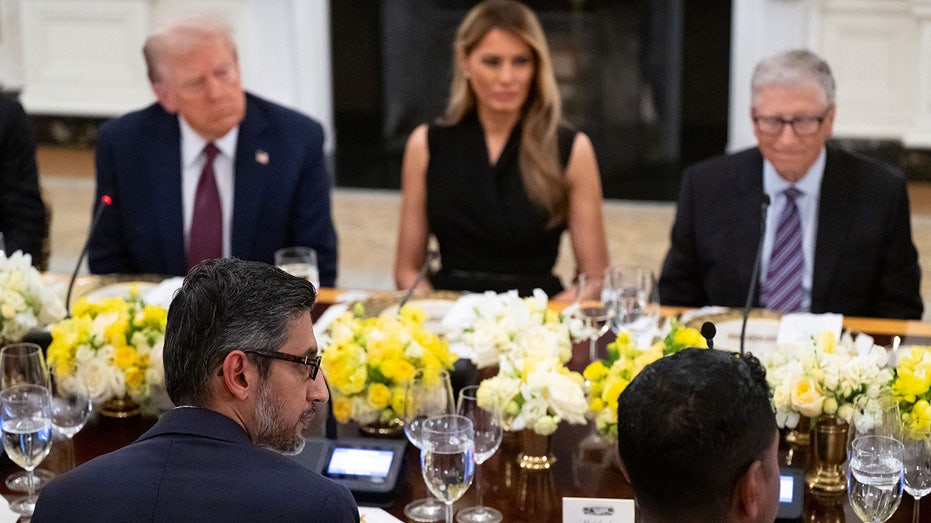 Hermoso Pichai se sienta de Trump en una mesa
