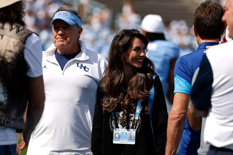 Chapel Hill, Northern Carolina - 7 de septiembre: Carolina del Norte Tar Hills y el entrenador en jefe de Jordan Hudson, Billik, antes de jugar contra Richmond Spider en el Kenan Memorial Stadium en Carolina del Norte. (Foto de Lance King/Getty Fig.)