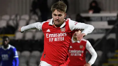 En la acción de usar una camisa de arsenal roja, Getty Images son Billy Vigar.
