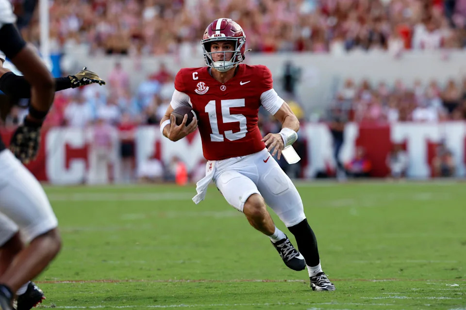 Taskalosa, Alabama -Cubre 04: Alabama Crimson Tide Simpson #15 Alabama Taskalosa el 4 de octubre de 2025, lleva el balón primero durante el tercer cuarto del juego contra los Commodores de Vanderbilt en el estadio Bryant -Deni. (Foto de Bach Deal/Getty Fig.)