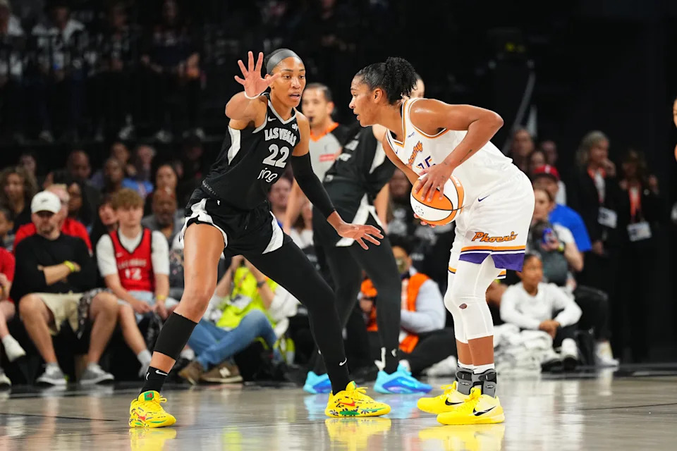 Aaja Wilson Guards Allisa Thomas en el Juego 2.