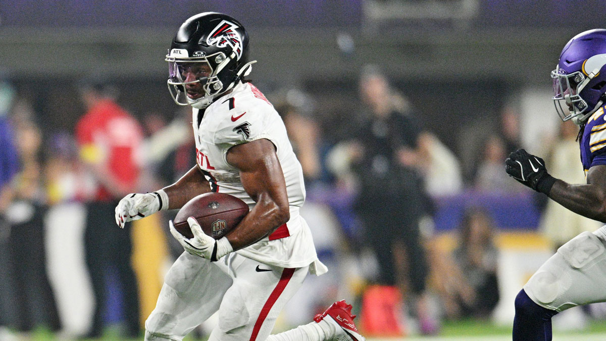 Bijan Robinson ()) corrió durante la segunda mitad contra los Minnesota Vikings en el estadio del Banco de los Estados Unidos de Atlanta Falconus.