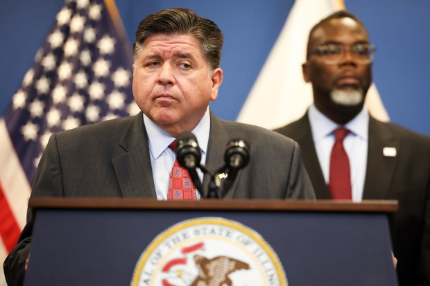 El gobernador JB Pratzakar envió a Federal a Illinois y escuchó una pregunta durante una conferencia de prensa sobre la actividad federal en curso en Chicago. 6 de octubre de 2025 en West Loop a su oficina de Chicago. (Eileen T. Mesler/Chicago Tribun)