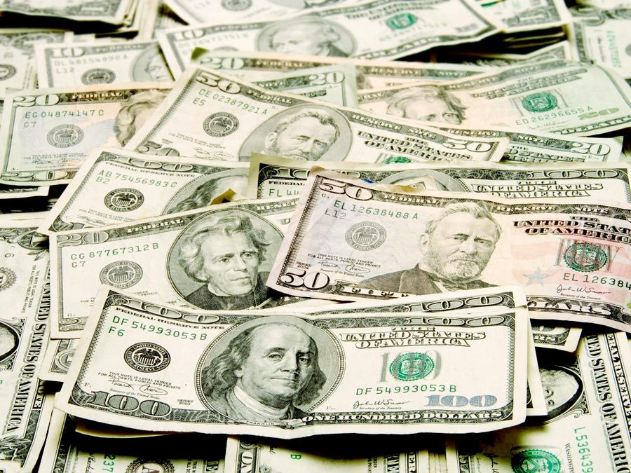 Dinero monetario. El billete de dólar en efectivo es el montón de diez, veinte, cincuenta y cien dólares.
