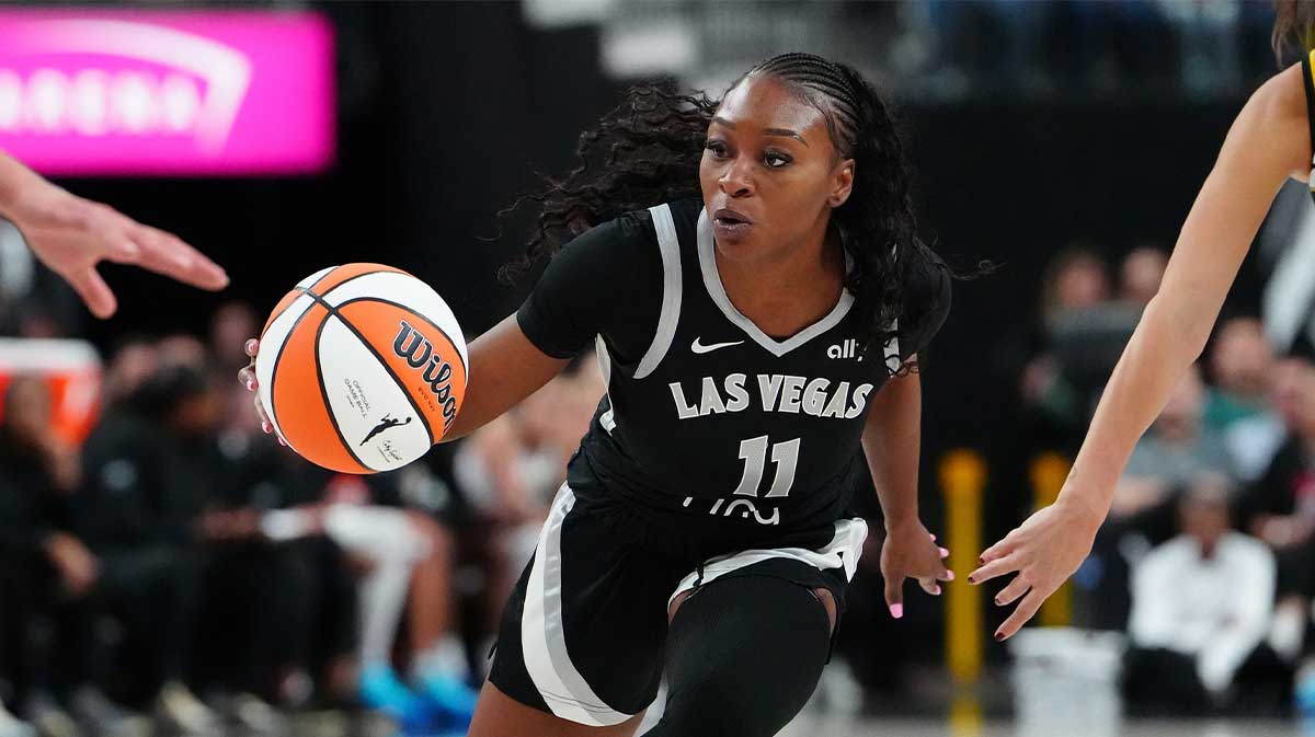 Las Vegas evalúa a la guardia Dana Evans (1) Dibbles contra Chicago Akash en el último cuarto en T-Mobile Arena.
