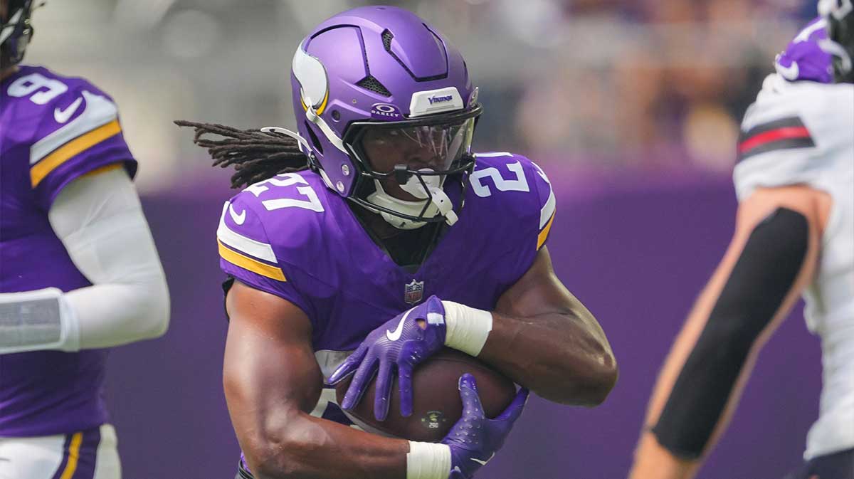Los Vikings de Minansota corrieron detrás de Jordan Mason (2 27) con el balón contra los Houston Texans en el primer trimestre en el estadio US Bank