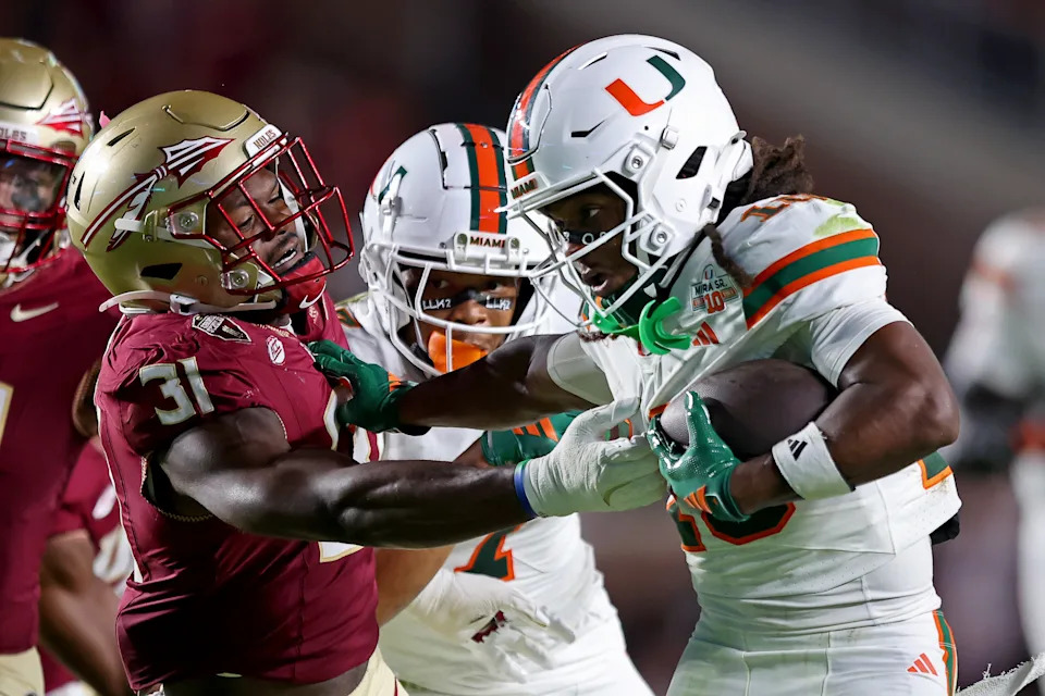 Talahasi, Florida - 8 de octubre: Malachi Tony en Mymi Hurricane #10 Florida State Seminols #31's's Talahasa en octubre de 2025 para que Yargdez adicional jugará en el estadio Campbell Dok S. (Foto de Jason Clark/Getty Fig.)