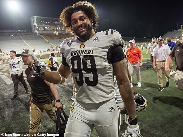 Se muestra a Marshon jugando para los Western Michigan Broncos en 2023.