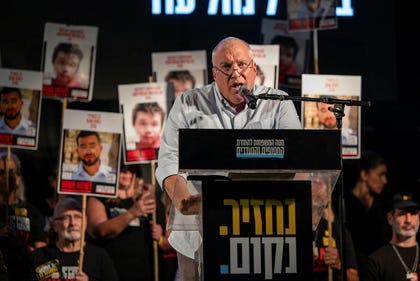 Yaal Eshel hablando en la Plaza de los Rehenes en Tel Aviv el sábado.