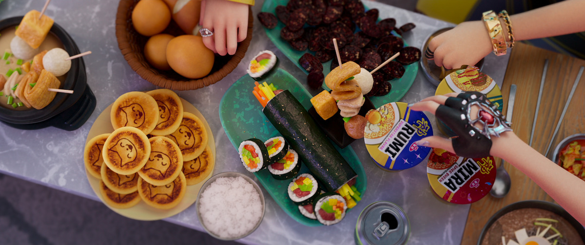 Una mesa llena de comida en 'Kpop Demon Hunters'