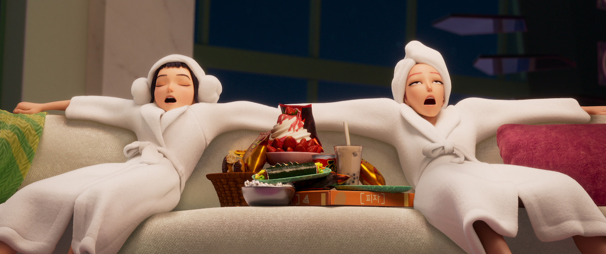 Joey y Mira están sentados en el sofá con comida en 'Kpop Demon Hunters'