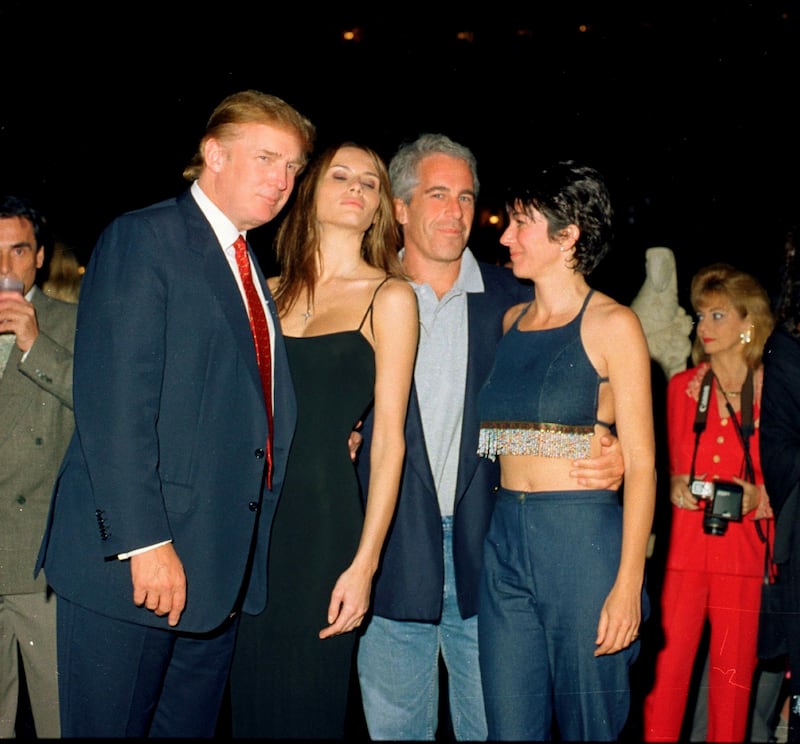 El promotor inmobiliario estadounidense Donald Trump y su novia, la ex modelo Melania Knauss, el financiero Jeffrey Epstein y la socialité británica Ghislaine Maxwell posan juntos en el Mar-a-Lago Club.