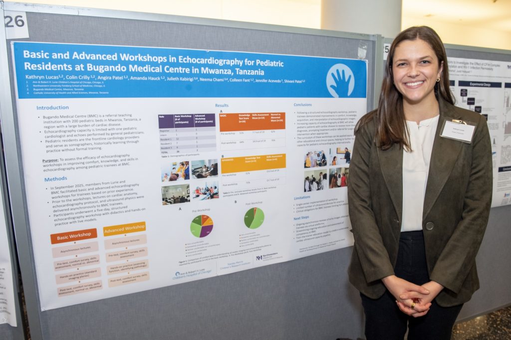 Kathryn Lucas, MD del 23, médica residente en el Departamento de Pediatría, posa frente a su cartel de investigación para el Día Mundial de la Salud. 