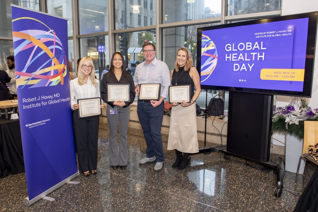 Presentación del Día Mundial de la Salud Los ganadores y homenajeados posan para una fotografía con sus premios. 