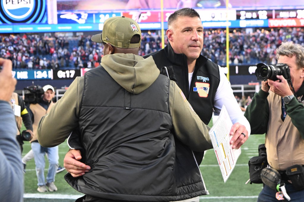 El entrenador en jefe de los Atlanta Falcons, Raheem Morris, y el entrenador en jefe de los New England Patriots, Mike Vrabel, se abrazan después del partido.