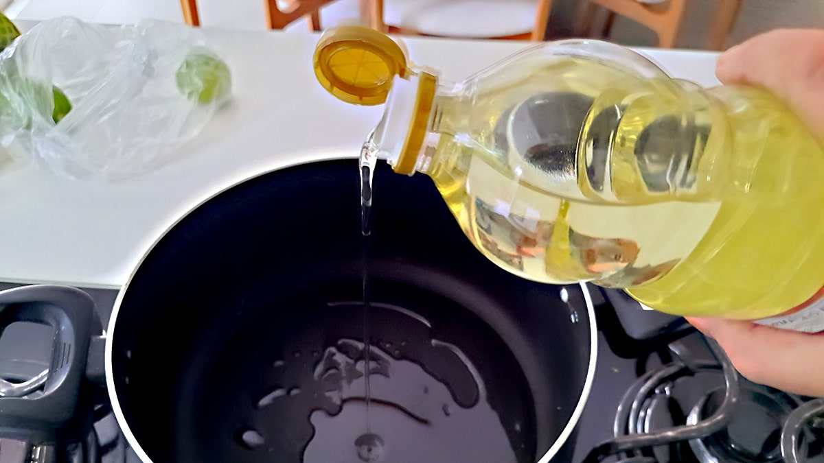 Agrega aceite a la sartén