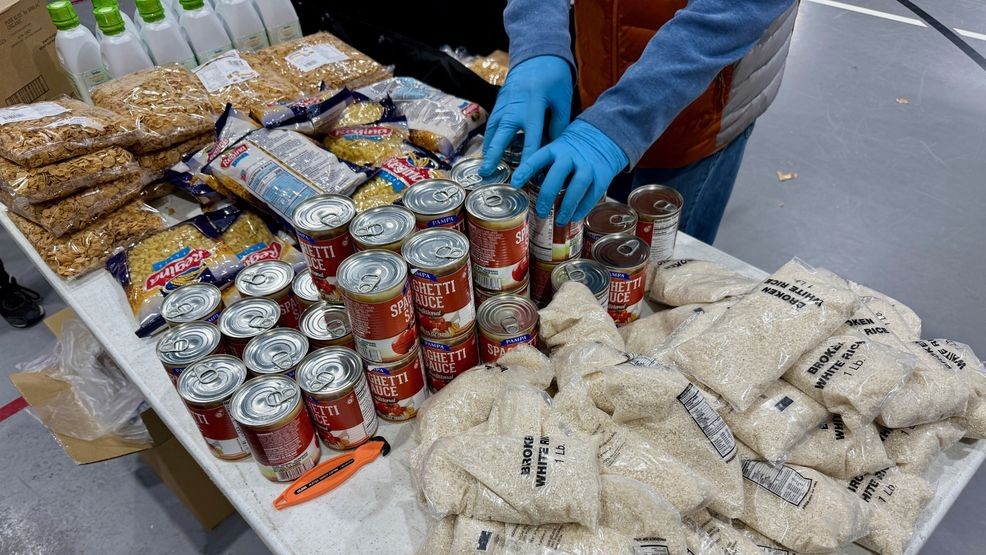 La primera medida de esta semana para poner fin al cierre del gobierno y restaurar los beneficios de SNAP fue un alivio para las personas que llenaron sus autos con comida el martes en el Centro Recreativo Dove Springs en el sureste de Austin. Algunos no sabían cuánto tiempo podrían resistir. (Foto: Betty Cross){p}{/p}