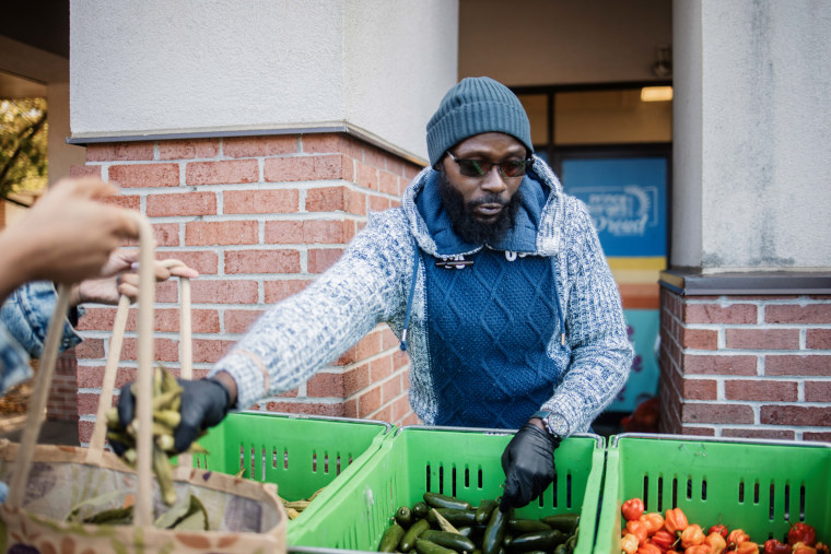 En No Limits Outreach Food Pantry, el voluntario Kesu ayuda a entregar productos frescos a los trabajadores federales que fueron despedidos debido al cierre del gobierno.