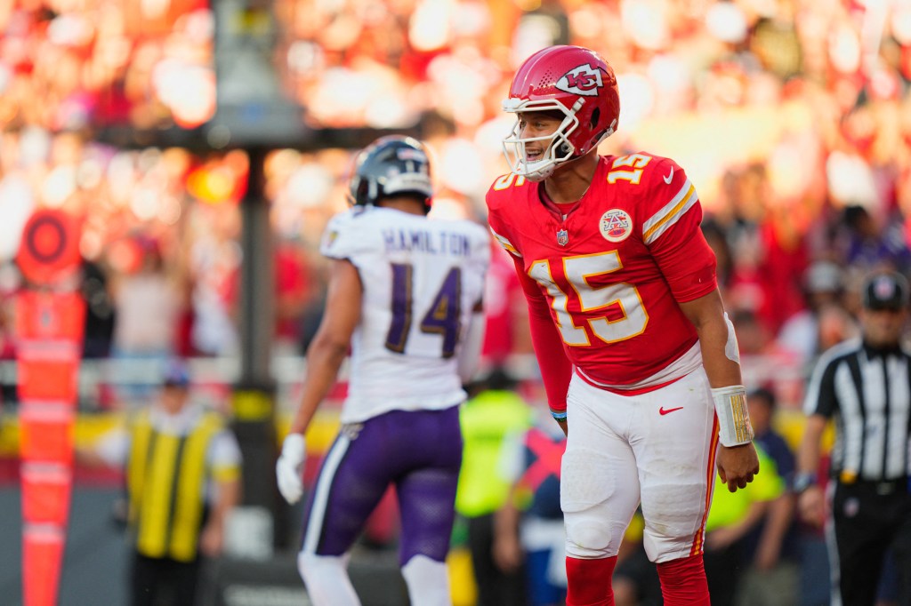 El mariscal de campo de los Kansas City Chiefs, Patrick Mahomes (15), celebra después de un touchdown.