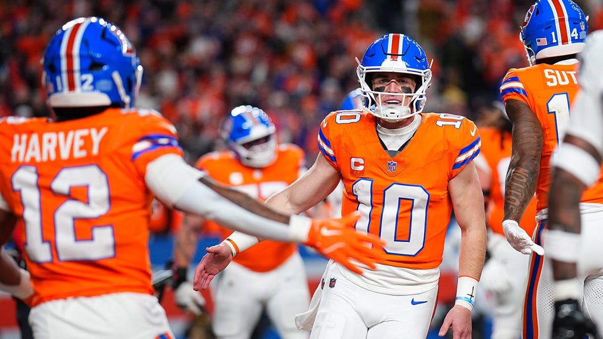 Bo Nix salió al campo