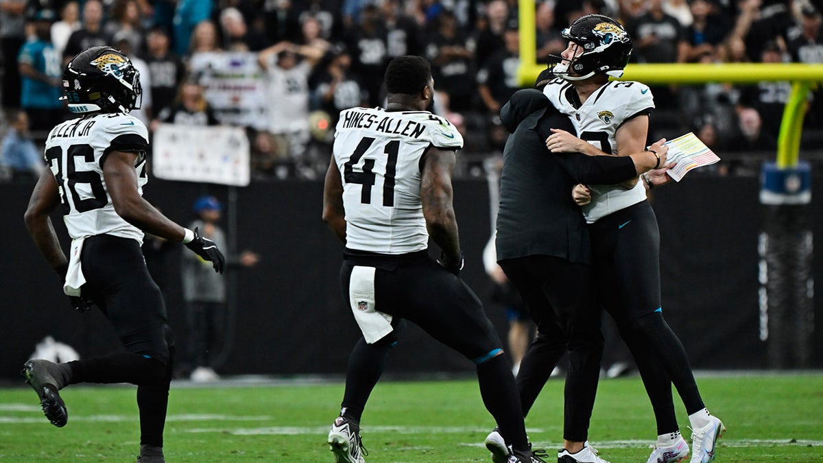 Cam Little es acosado por sus compañeros de equipo
