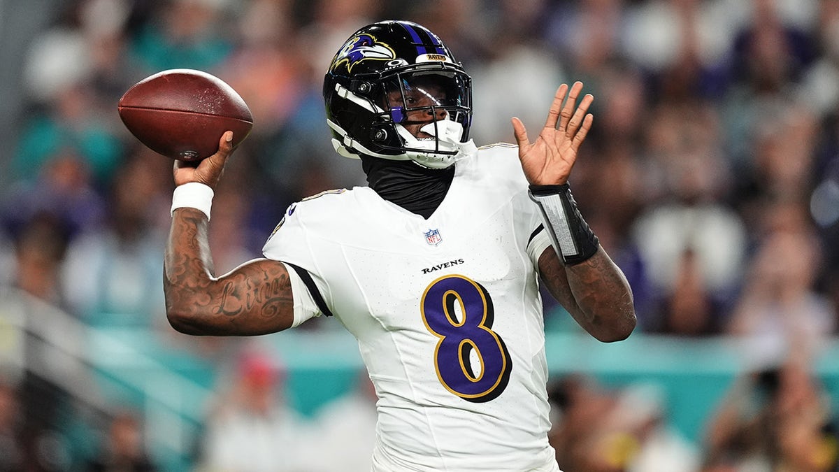 Lamar Jackson lanza pase contra Dolphins