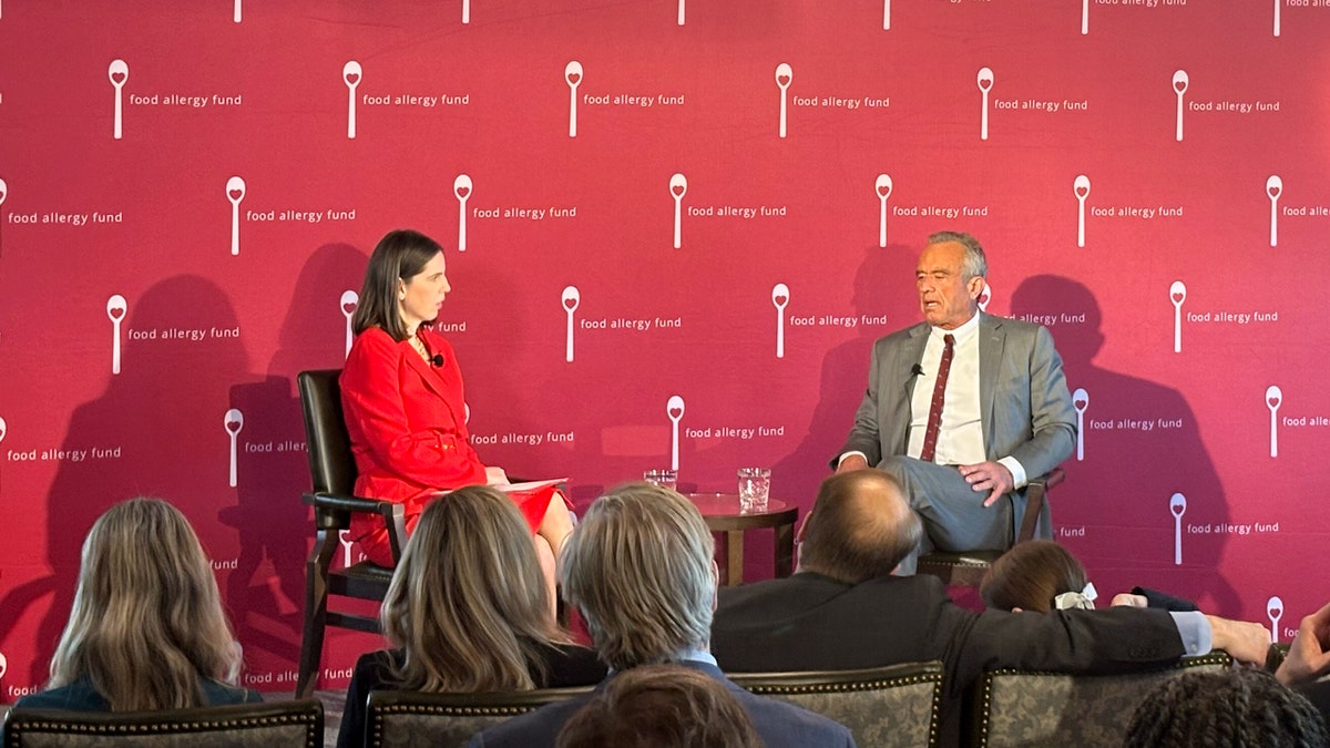 Ilana Golant, fundadora y directora ejecutiva de FAF (izquierda), conversa con el secretario del HHS, Robert F. Kennedy Jr., en el Foro del Fondo para las Alergias Alimentarias en Washington, DC.