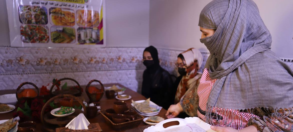 El restaurante Shaesta da la bienvenida a mujeres para cenar en el lugar, mientras que los servicios de entrega y recogida están disponibles tanto para hombres como para mujeres. El restaurante Shaesta da la bienvenida a mujeres para cenar en el lugar, mientras que los servicios de entrega y recogida están disponibles tanto para hombres como para mujeres.