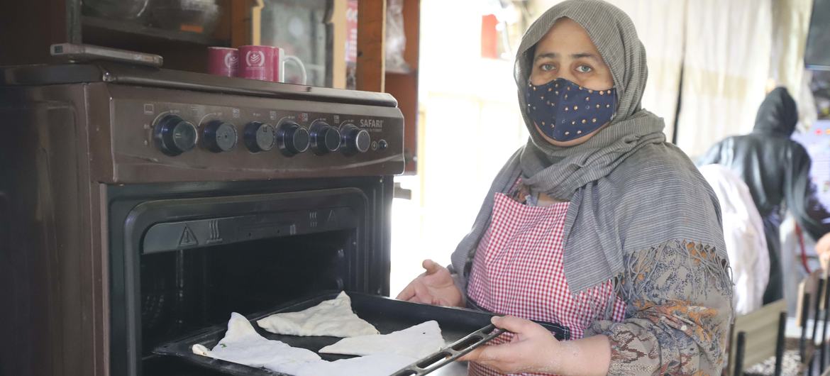 Shaista Hakimi en su restaurante en Mazar-e-Sharif. Shaista Hakimi en su restaurante en Mazar-e-Sharif.