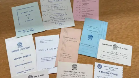 Colección de tarjetas y papeles sobre una mesa.