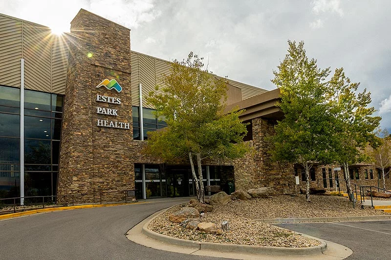 Estes Park Health en Estes Park, Colorado, se convirtió oficialmente en UCHealth Estes Valley Medical Center (EVMC) el 1 de diciembre de 2025, cuando se unió a la familia UCHealth. Foto cortesía de Estes Park Health.