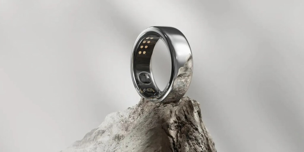 Oura Ring (en la imagen) obtiene mejores métricas de condición física y una mayor integración con Apple Health y más
