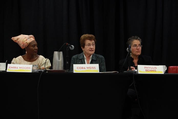 Cora Weiss (centro) habla con Emira Woods (izquierda) y Phyllis Bennis (derecha) en un panel que celebra el 50 aniversario de IPS. (Foto de Rick Reinhardt para IPS)
