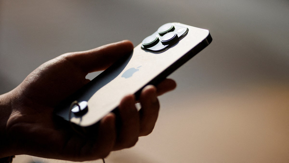 Una persona tiene un iPhone 14