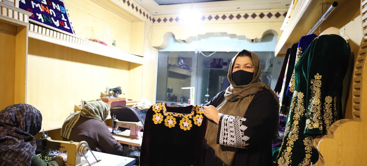 Parveen Zafar en su sastrería en Mazar-e-Sharif. Actualmente emplea a 16 mujeres. Parveen Zafar en su sastrería en Mazar-e-Sharif. Actualmente emplea a 16 mujeres.