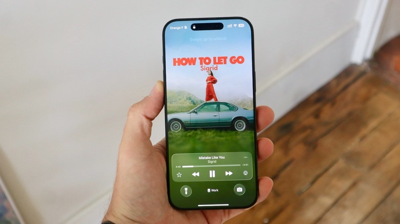 Pantalla de bloqueo de iOS 26 con portada animada de Apple Music
